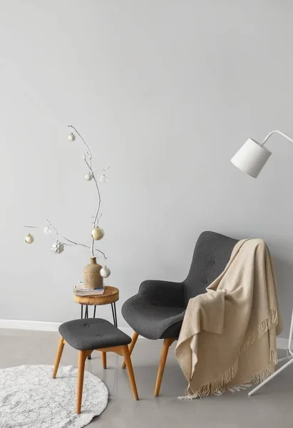 Fauteuil Table Avec Décor Noël Près Mur Gris Dans Chambre — Photo