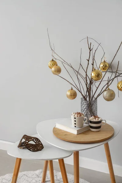 Decoración Navideña Con Ramas Árbol Bolas Doradas Jarrón Sobre Mesa — Foto de Stock