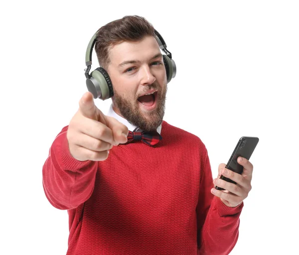 Νεαρός Άνδρας Ακουστικά Και Κινητό Τηλέφωνο Δείχνει Θεατή Λευκό Φόντο — Φωτογραφία Αρχείου