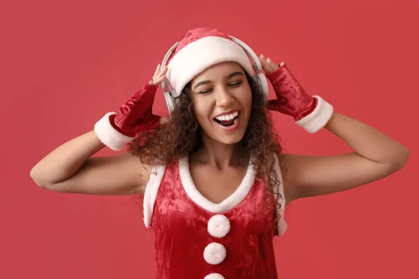 Jovem Afro Americana Fones Ouvido Ouvindo Música Fundo Vermelho — Fotografia de Stock