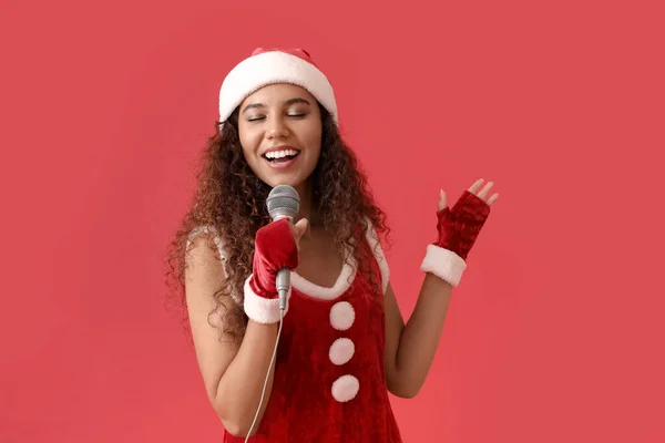 Jovem Afro Americana Cantando Com Microfone Fundo Vermelho — Fotografia de Stock