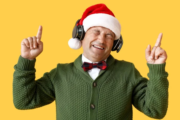 Gammal Man Lyssnar Julmusik Färg Bakgrund — Stockfoto