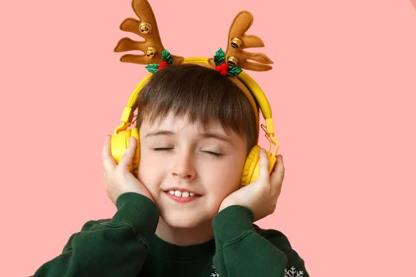 Niño Escuchando Música Navideña Sobre Fondo Color —  Fotos de Stock