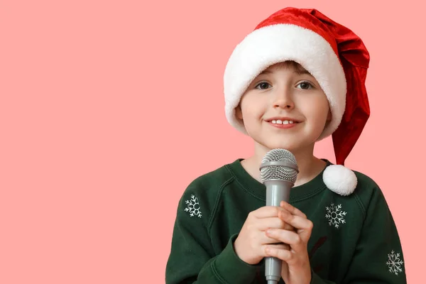 Menino Chapéu Papai Noel Com Microfone Cantando Música Natal Fundo — Fotografia de Stock