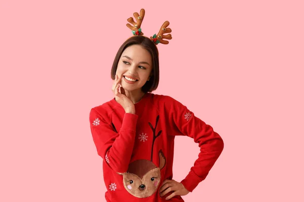 Νεαρή Γυναίκα Κομψά Χριστουγεννιάτικα Ρούχα Στο Φόντο Χρώμα — Φωτογραφία Αρχείου