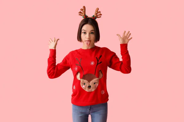 Grimacing Young Woman Stylish Christmas Clothes Color Background — Stock Photo, Image