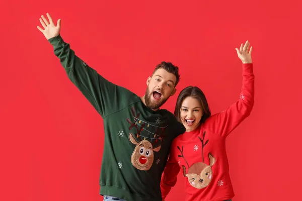 Happy Young Couple Stylish Christmas Clothes Color Background — Stock Photo, Image