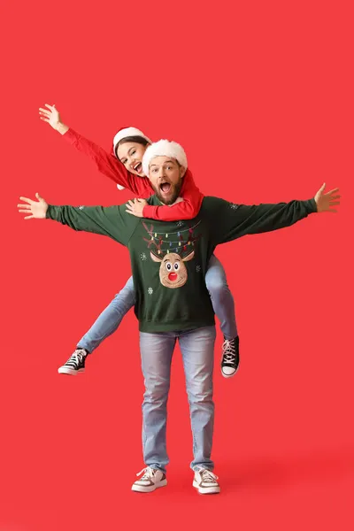 Feliz Pareja Joven Ropa Navidad Con Estilo Fondo Color — Foto de Stock