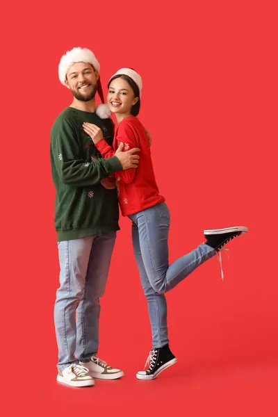 Happy Young Couple Stylish Christmas Clothes Color Background — Stock Photo, Image