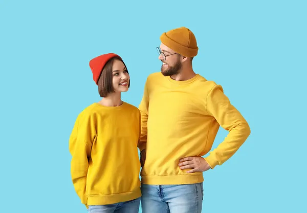 Casal Jovem Roupas Inverno Elegantes Fundo Cor — Fotografia de Stock