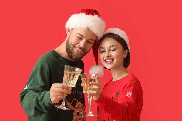 Young Couple Stylish Christmas Clothes Glasses Champagne Color Background — Stock Photo, Image