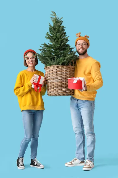 Νεαρό Ζευγάρι Κομψά Χειμωνιάτικα Ρούχα Χριστουγεννιάτικο Δέντρο Και Δώρα Στο — Φωτογραφία Αρχείου