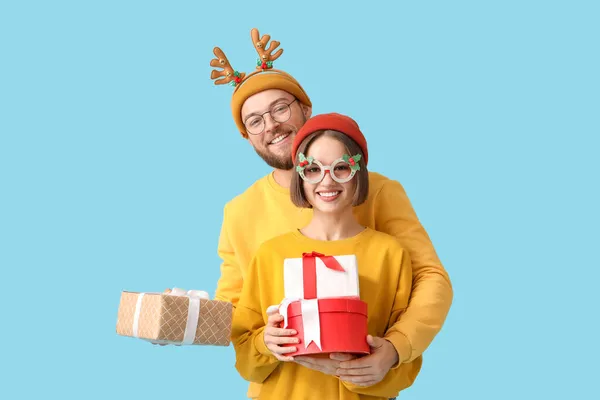 Feliz Pareja Joven Ropa Invierno Con Estilo Con Regalos Navidad — Foto de Stock