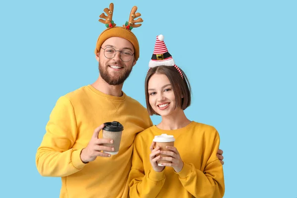 Feliz Pareja Joven Con Decoración Navidad Tazas Café Sobre Fondo — Foto de Stock