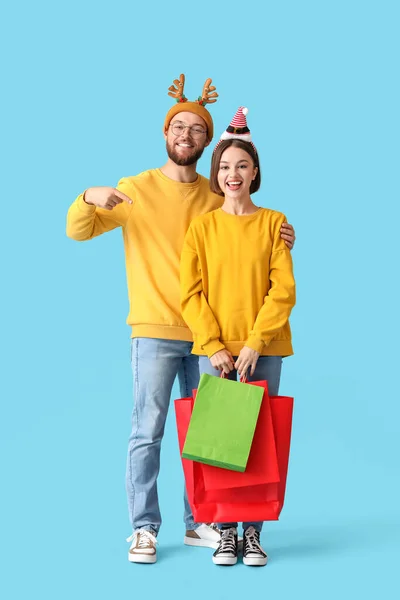 Happy Young Couple Christmas Decor Shopping Bags Color Background — Stock Photo, Image