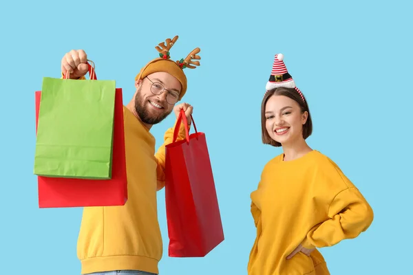 Happy Young Couple Christmas Decor Shopping Bags Color Background — Stock Photo, Image