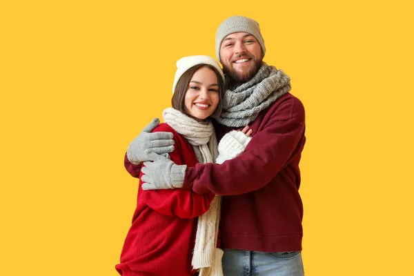 Young Couple Stylish Winter Clothes Color Background — Stock Photo, Image