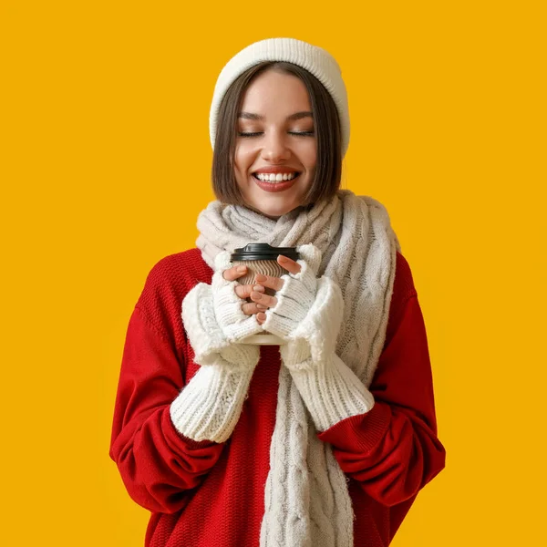 Junge Frau Stilvoller Winterkleidung Und Mit Tasse Kaffee Auf Farbigem — Stockfoto