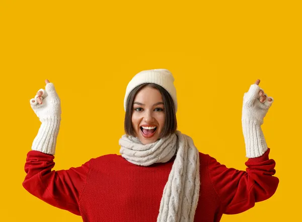 Junge Frau Stylischer Winterkleidung Zeigt Etwas Auf Farbigem Hintergrund — Stockfoto