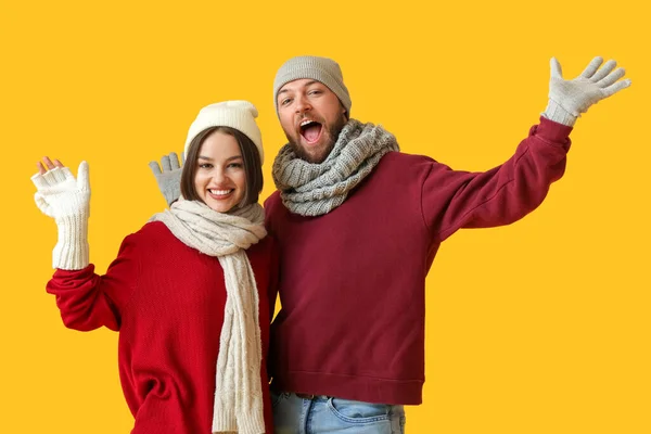 快乐的年轻夫妇 穿着色彩艳丽的冬季服装 — 图库照片