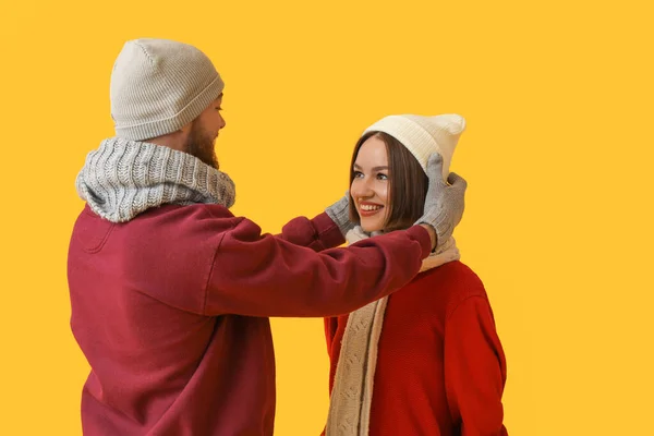 Junges Paar Stilvoller Winterkleidung Auf Farbigem Hintergrund — Stockfoto