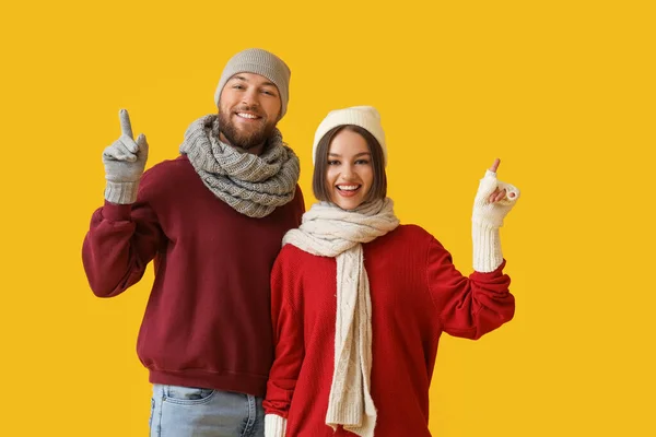 Happy Young Couple Stylish Winter Clothes Showing Something Color Background — Stock Photo, Image