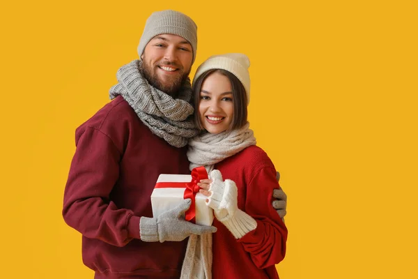 Ευτυχισμένο Νεαρό Ζευγάρι Κομψά Χειμωνιάτικα Ρούχα Και Χριστουγεννιάτικο Δώρο Στο — Φωτογραφία Αρχείου