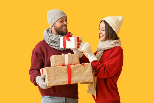 Young Couple Stylish Winter Clothes Christmas Gifts Color Background — Stock Photo, Image