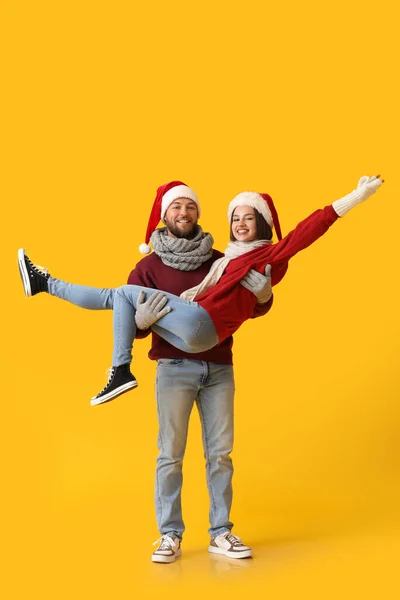 Jovem Casal Feliz Roupas Inverno Elegantes Chapéus Papai Noel Fundo — Fotografia de Stock