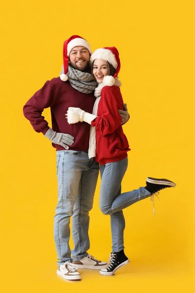 Happy Young Couple Stylish Winter Clothes Santa Claus Hats Color — Stock Photo, Image