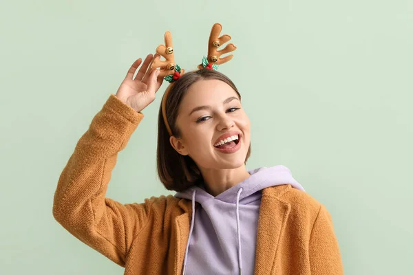 Jonge Vrouw Stijlvolle Winterkleding Met Kerstdecor Lichte Achtergrond — Stockfoto