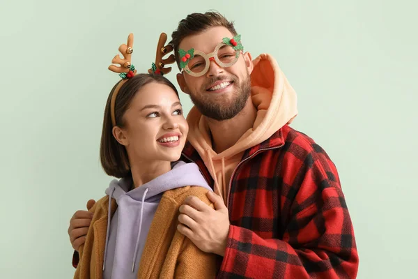 Ευτυχισμένο Νεαρό Ζευγάρι Κομψά Χειμωνιάτικα Ρούχα Και Χριστουγεννιάτικη Διακόσμηση Ελαφρύ — Φωτογραφία Αρχείου
