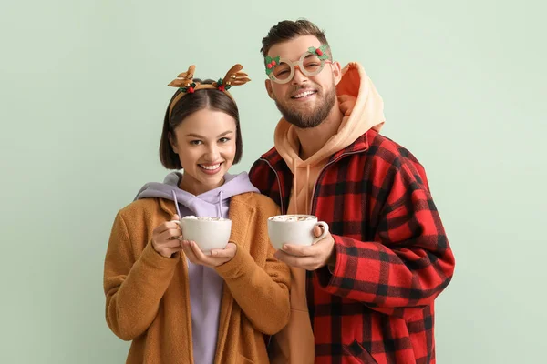 Young Couple Christmas Decor Cups Hot Chocolate Light Background — Stock Photo, Image