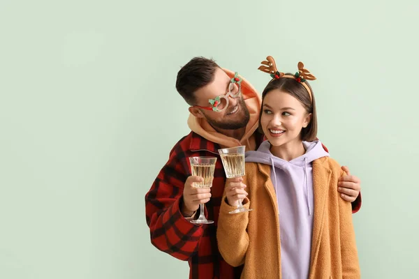 Young Couple Christmas Decor Glasses Champagne Light Background — Stock Photo, Image