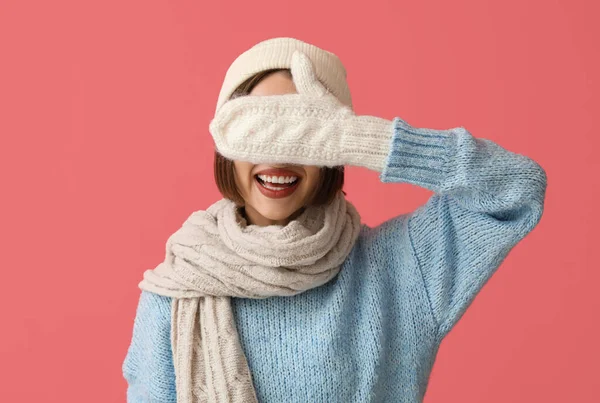 Glückliche Junge Frau Stilvoller Winterkleidung Auf Farbigem Hintergrund — Stockfoto