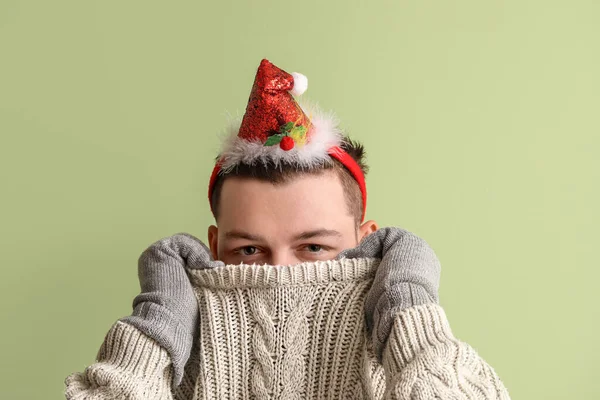 Giovane Abiti Invernali Alla Moda Con Decorazioni Natalizie Sfondo Colore — Foto Stock