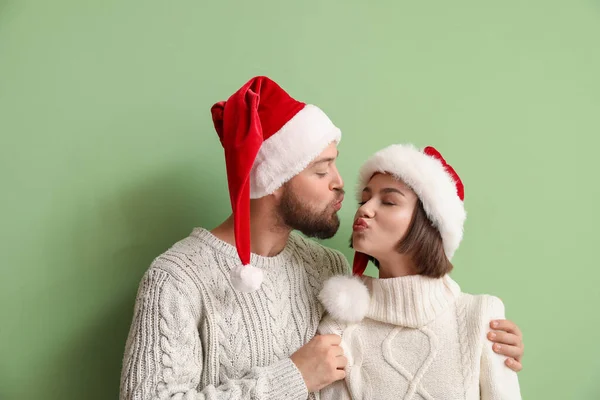 Счастливая Молодая Пара Стильной Зимней Одежде Шляпах Санта Клауса Цветном — стоковое фото