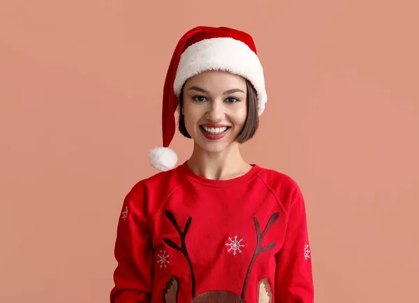 Jonge Vrouw Stijlvolle Kerstkleding Santa Claus Hoed Kleur Achtergrond — Stockfoto