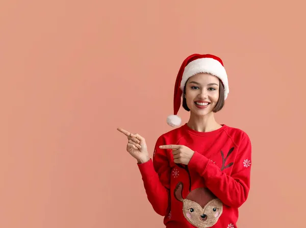 Jonge Vrouw Stijlvolle Kerstkleding Santa Claus Hoed Toont Iets Kleur — Stockfoto