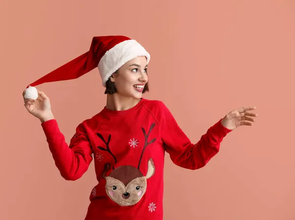 Jeune Femme Dans Des Vêtements Noël Élégants Chapeau Père Noël — Photo