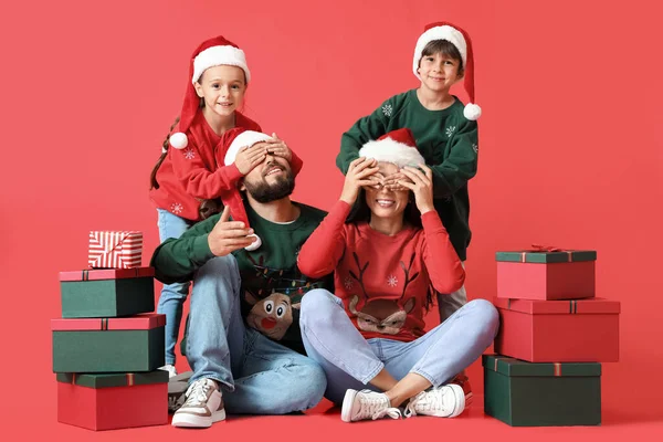 Crianças Fechando Olhos Para Seus Pais Chapéus Papai Noel Fundo — Fotografia de Stock