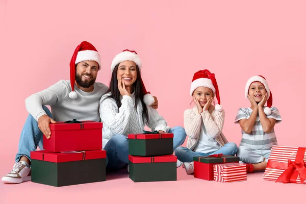 Família Feliz Chapéus Papai Noel Com Presentes Natal Fundo Rosa — Fotografia de Stock