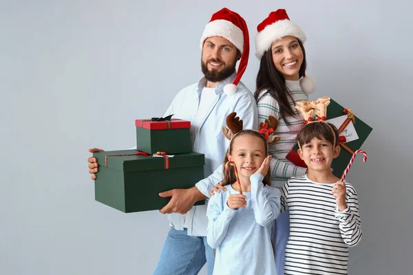 Lycklig Familj Santa Hattar Med Julklappar Och Godis Käppar Ljus — Stockfoto