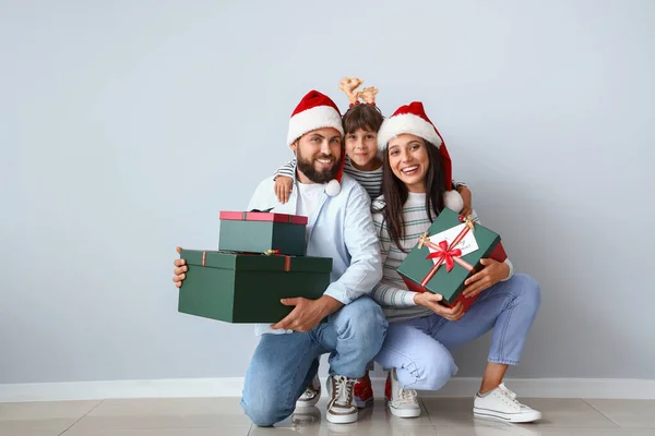 Padres Felices Con Hijo Pequeño Regalos Navidad Cerca Pared Luz — Foto de Stock