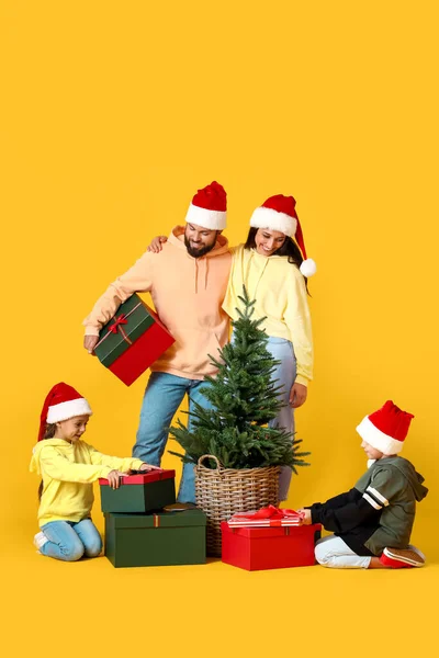 Bonne Famille Chapeaux Noël Avec Cadeaux Noël Sapin Sur Fond — Photo