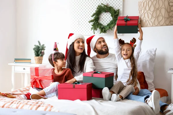 Lycklig Familj Med Julklappar Sovrummet — Stockfoto