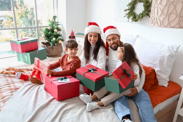 Família Feliz Com Presentes Natal Quarto — Fotografia de Stock