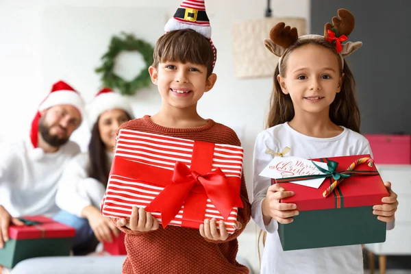 Niños Pequeños Con Regalos Navidad Dormitorio — Foto de Stock