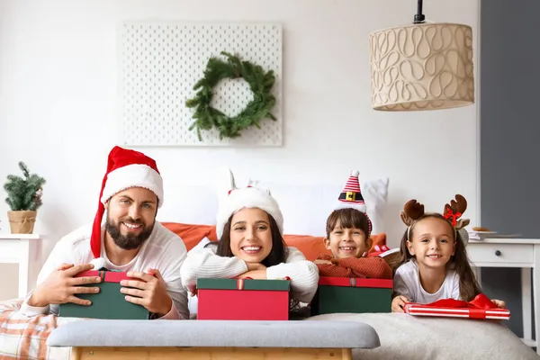 Lycklig Familj Med Julklappar Liggande Sängen — Stockfoto