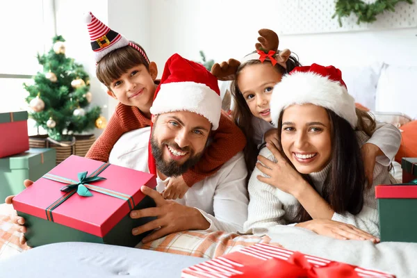 Familia Feliz Con Regalos Navidad Acostado Cama — Foto de Stock